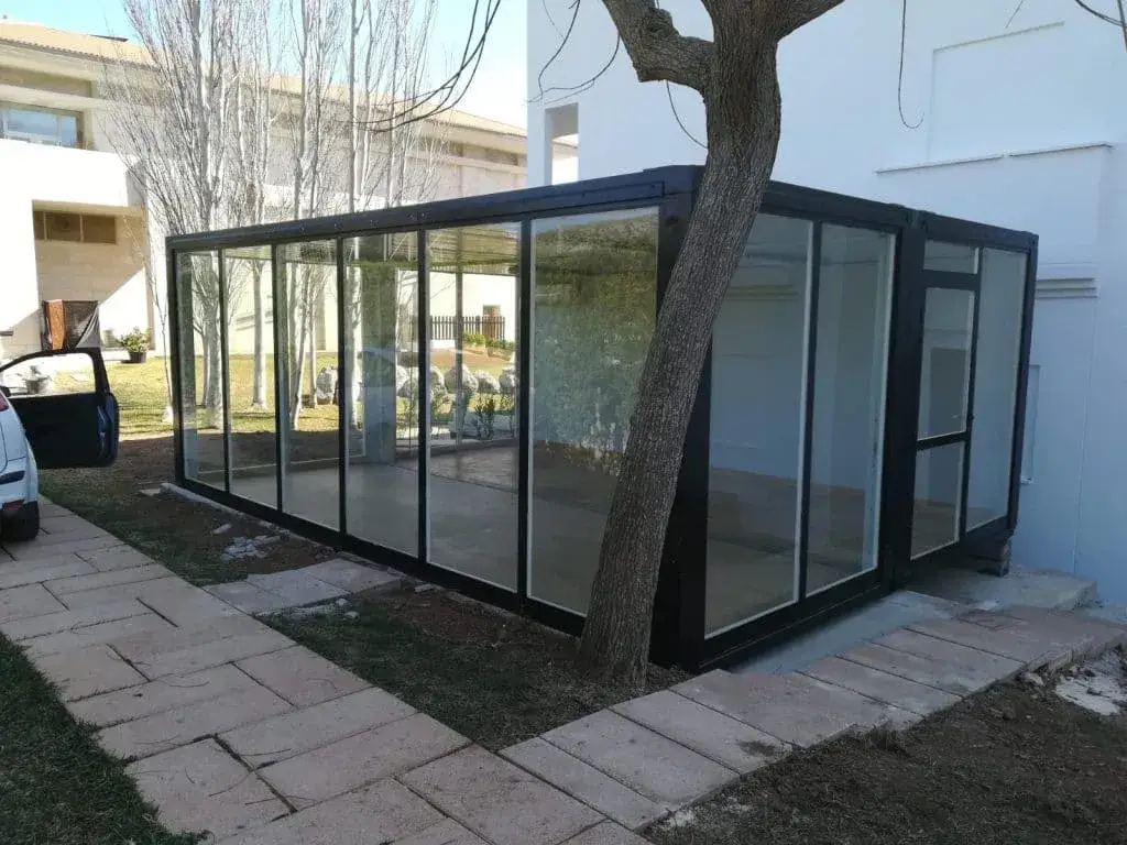 Oficina modular prefabricada acristalada — módulo oficina para obra en Mallorca