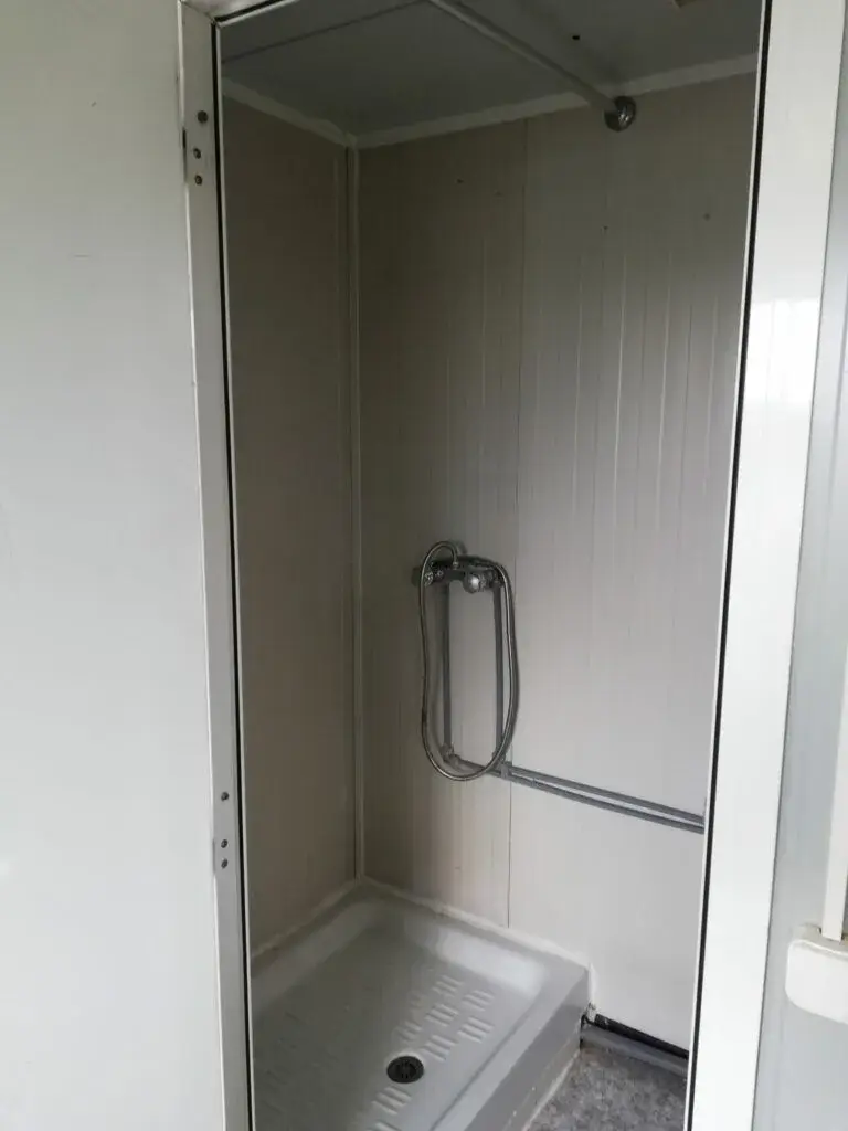 Vestuarios prefabricados con duchas y taquillas para obra en Mallorca