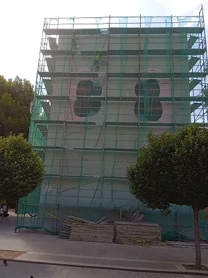 Andamio montado en fachada de colegio