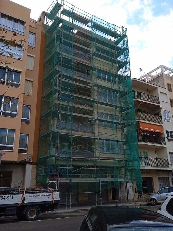 Trabajadores en rehabilitación de fachada